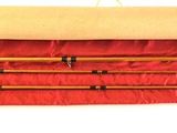 un rouleau de tissu rouge à côté d'un rouleau de tissu jaune