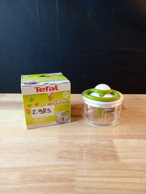 une boîte de nourriture posée sur une table à côté d'une autre boîte de nourriture