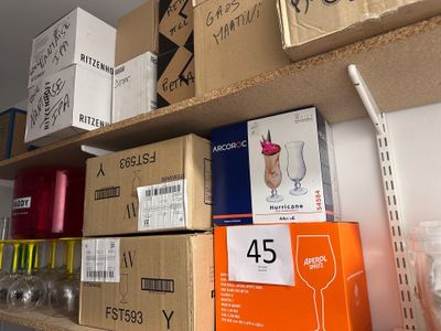 de nombreuses caisses de verres à vin sur une étagère dans un magasin