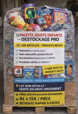 un grand sac rempli d'articles divers, posé sur une palette