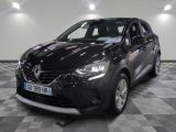 la voiture noire est garée sur un sol en damier dans le garage