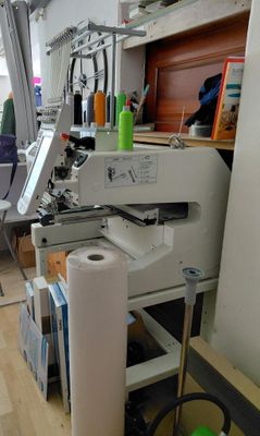 une photo d'une machine à coudre dans une petite pièce