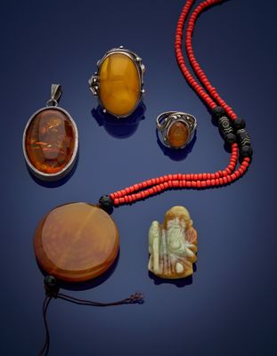 plusieurs bijoux, dont un pendentif, un pendentif et un collier de perles