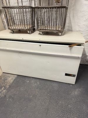 deux paniers posés sur une commode