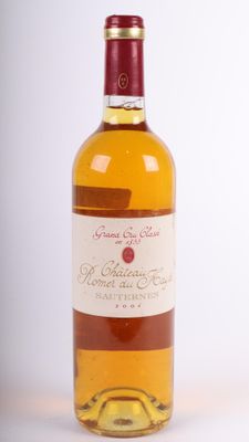 l'image d'une bouteille de vin posée sur une table