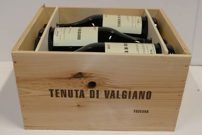 trois bouteilles de vin dans un coffret en bois sur une table