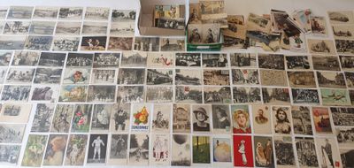 beaucoup de vieilles cartes postales sur la table