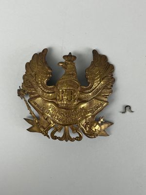 une image représentant une assiette en or ornée d'un oiseau