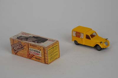 un camion jouet jaune et une boîte posés sur une surface blanche