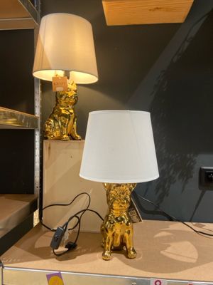 une lampe posée sur une table dans une pièce