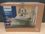 emballage d'un fer à repasser à vapeur Philips dans une boîte posée sur une table