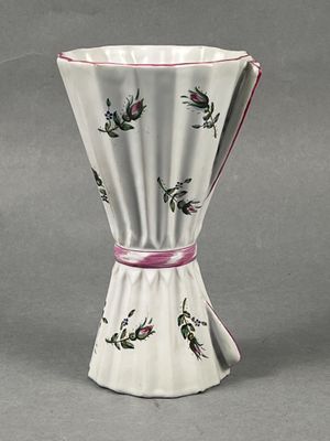 Emile GALLE (Lorraine). Vase en forme de diabolo plissé, en … - Photo 1