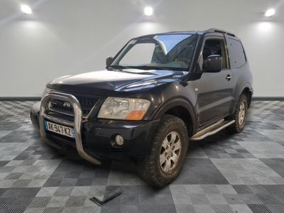 une photo d'un 4x4 noir garé dans un garage