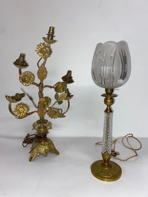 paire de bougeoirs en cristal et laiton ornés de fleurs et de feuilles