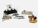 un grand nombre d'objets anciens posés sur une table