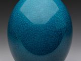 sphère en verre bleu présentant un motif en losanges à la surface