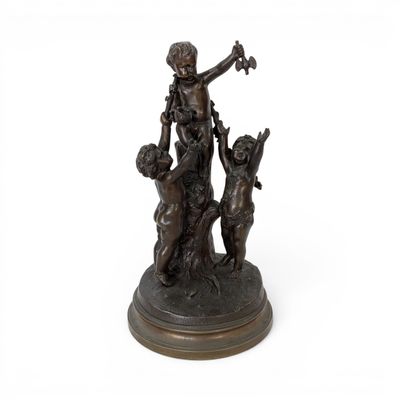 une statue antique en bronze représentant une femme et deux chiens, posée sur un socle