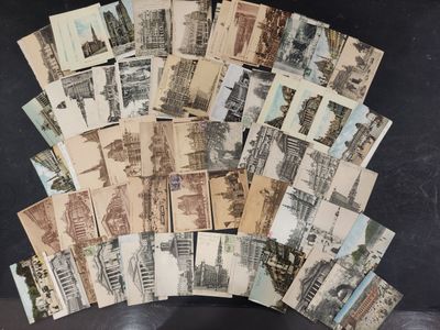 un lot de vieilles cartes postales posées sur une table