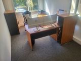 un bureau sur lequel se trouve un ordinateur portable, dans un bureau