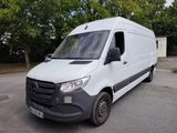 la camionnette blanche est garée sur le parking à côté des arbres