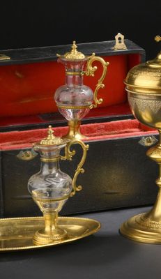 deux vases plaqués or et un plateau posés sur une table