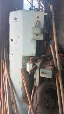 une vieille machine dans un garage rempli d'outils