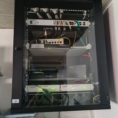 une photo d'un rack contenant tout un tas de câbles
