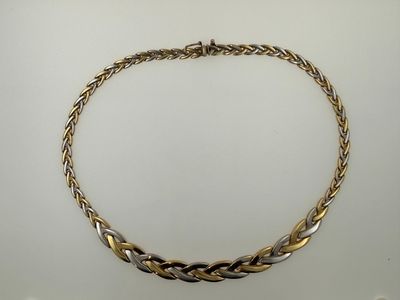 COLLIER en or jaune et gris 750 millièmes effet tressé.