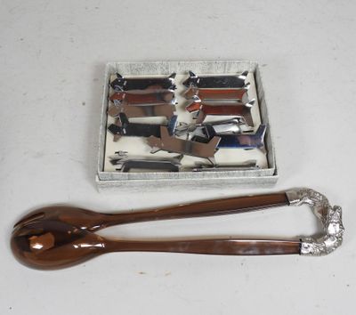 une cuillère et un repose-cuillère dans une boîte posée sur une table