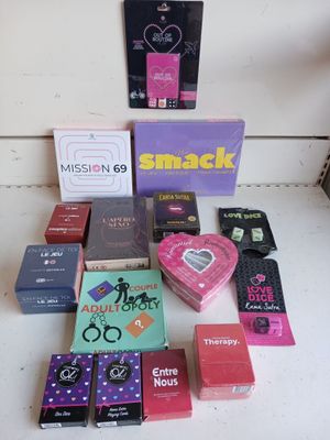 tout un tas de cartons posés sur une table