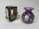 deux vases posés l'un à côté de l'autre sur une table