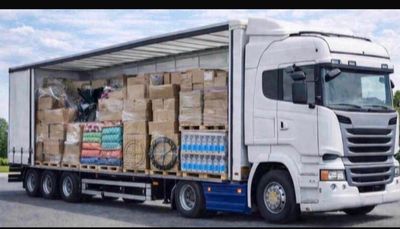 un camion avec une remorque chargée de cartons à l'arrière