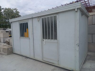 un petit bâtiment blanc doté d'une fenêtre