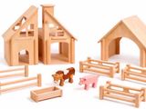 des jouets en bois comprenant une grange, un cheval et un cheval