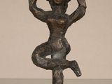 statue d'une femme tenant un oiseau sur la tête