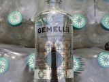 une bouteille de gin posée sur un lit