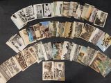 un lot de vieilles cartes postales posées sur une table