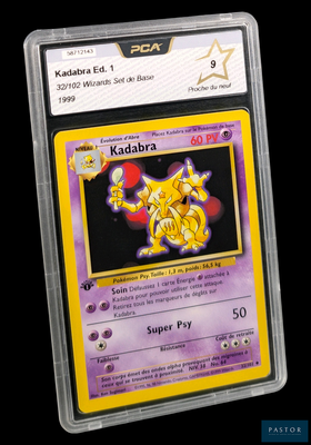 gros plan d'une carte pokemon dans un étui en plastique