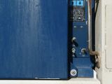 un gros plan d'une porte bleue sur laquelle est posée une clé