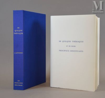 deux livres posés l'un à côté de l'autre sur une table