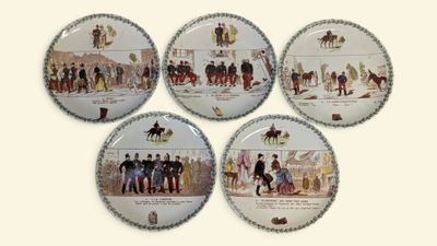 quatre assiettes sur lesquelles figurent différentes images de personnes, le tout sur un fond blanc