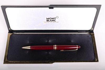 le stylo se trouve dans la boîte, qui est ouverte