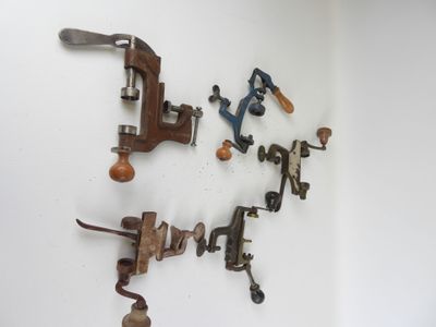 beaucoup de vieux outils accrochés au mur