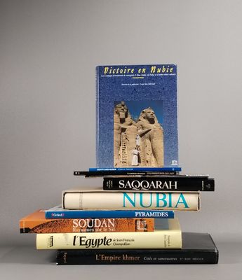 plusieurs livres sont empilés sur une table