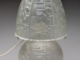 une image représentant une lampe blanche ornée d'un motif inspiré de Star Wars