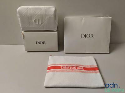 Trousse de toilette Christian Dior et trousse de toilette dans un coffret blanc