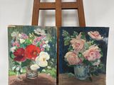 deux tableaux représentant des fleurs dans un vase, posées sur un chevalet en bois