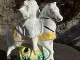 une figurine représentant une femme à cheval, posée au sol