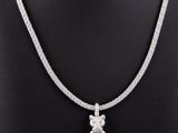 un collier en or blanc orné d'un pendentif en diamant, porté par un mannequin