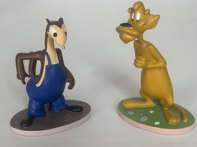 deux figurines représentant un chien et un cheval posées sur une table
